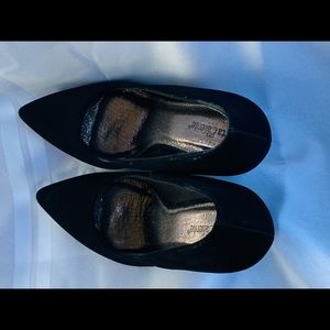 I’m selling this shoes torta caliente they are like new .